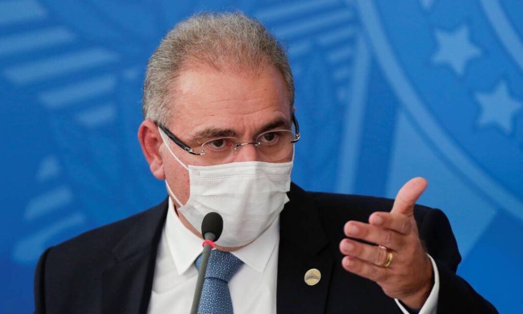 x92164473_Brazils-Minister-of-Health-Marcelo-Queiroga-gives-a-press-conference-on-the-Planalto-Palac.jpg.pagespeed.ic.offiugAcu_