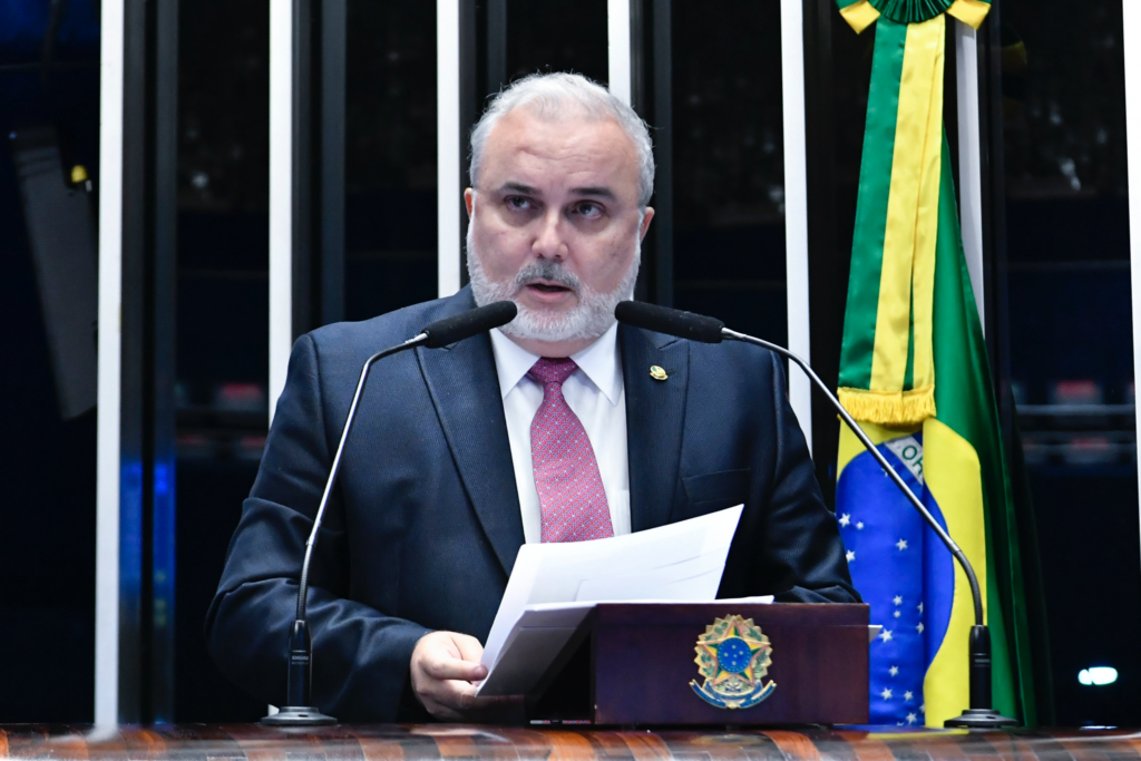 “Única solução é demitir o próprio presidente”, declara Senador Jean sobre demissão de ministro