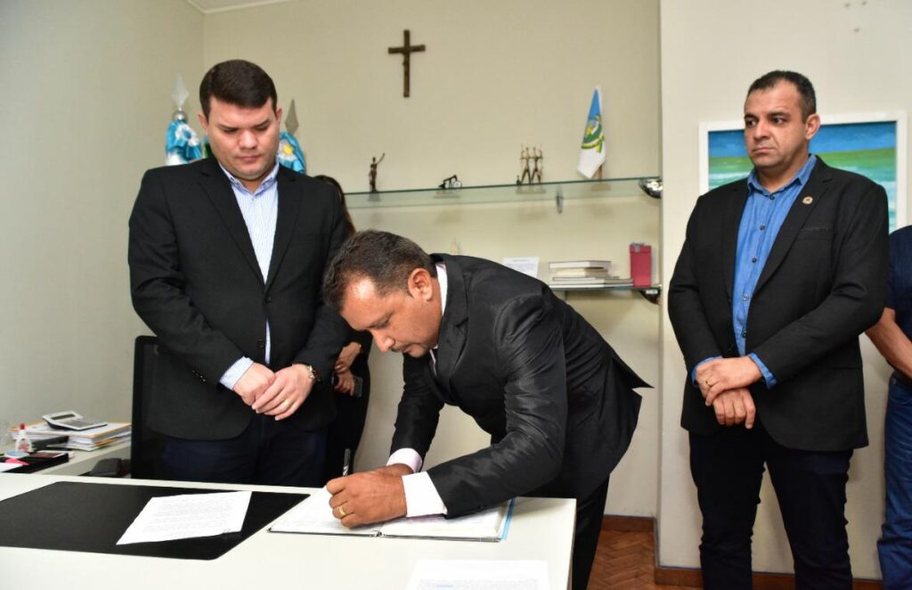 Marrom Lanches assina termo de posse ladeado pelo presidente Lawrence e vereador licenciado Isaac da Casca - 15 07 22 (1)