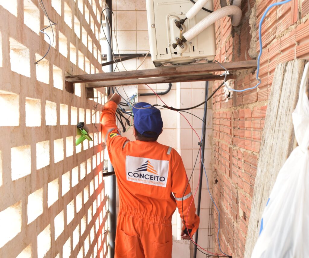 Técnico eletricista trabalha na rede elétrica na Câmara - 11 10 22
