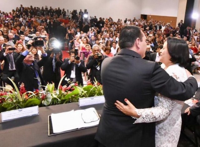 Ezequiel-abraça-Fátima-Bezerra-em-posse-na-Escola-de-Governo-01-01-19-e1648033534367